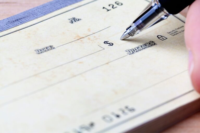 The Lowdown on Personal Checks - Stores That Accept Checks - SavingK