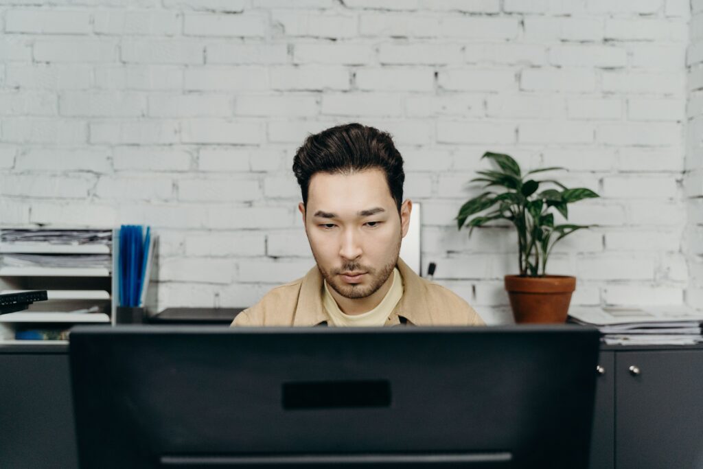 Man researching investment strategies for early retirement on a computer